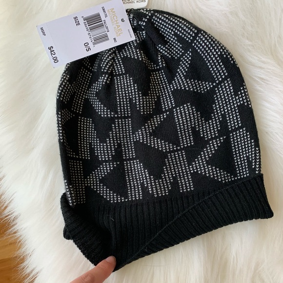 BNWT Michael Kors Logo Beanie - Picture 2 of 5
